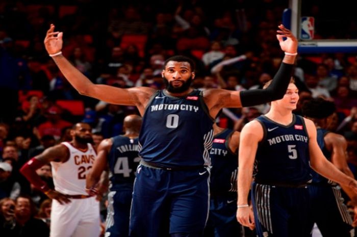 Andre Drummond (jersey gelap #0) saat membela Detroit Pistons kala menjamu Cleveland Cavaliers pada lanjutan musim reguler NBA 2017/2018, Selasa (30/1/2018) malam waktu Amerika Serikat.