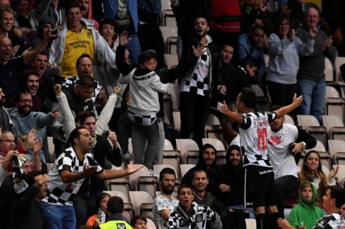 Suporter Boavista merayakan gol yang dilesakkan oleh Fabio Espinho dalam partai Liga Portugal kontra Benfica di Estadio do Bessa Seculo XXI, 16 September 2017.