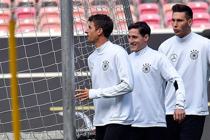 Pemain timnas Jerman, (kiri-kanan) Thomas Mueller, Sebastian Rudy, dan Niklas Suele, menggotong gawang dalam sesi  latihan di Stuttgart, Jerman, pada 23 September 2017, menjelang laga kualifikasi Piala Dunia 2018 melawan Norwegia.