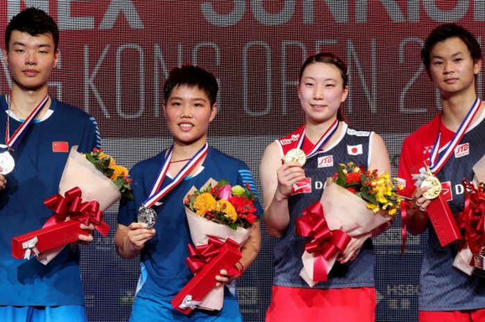 Ganda campuran Jepang, Yuta Watanabe/Arisa Higashino (kanan), menjuarai Hong Kong Open 2018 setelah mengalahkan Wang Yilyu/Huang Dongping (China) pada Minggu (19/11/2018) di Kowloon.