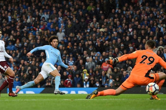 Winger Manchester City, Leroy Sane, mencetak gol ke gawang Burnley dalam laga Liga Inggris di Stadion Etihad, Manchester, pada 21 Oktober 2017.