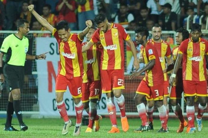 Gelandang Evan Dimas mengangkat tangan seusai mencetak gol untuk Selangor FA ke gawang tuan rumah Terengganu FA pada laga putaran kedua Piala FA Malaysia 2018 di Stadion Sultan Ismail Nasiruddin Shah Stadium pada Jumat (16/3/2018) malam. 