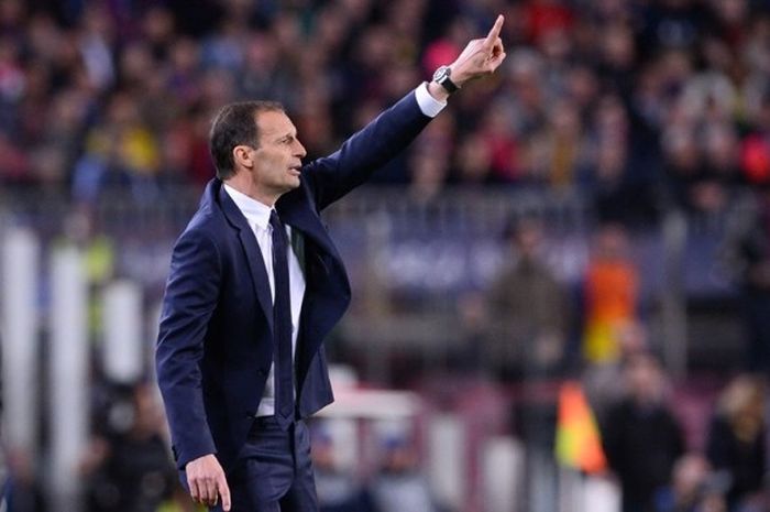 Pelatih Juventus, Massimiliano Allegri, memberikan instruksi kepada anak-anak asuhnya dalam laga leg kedua perempat final Liga Champions kontra FC Barcelona di Stadion Camp Nou, Barcelona, Spanyol, pada 19 April 2017.