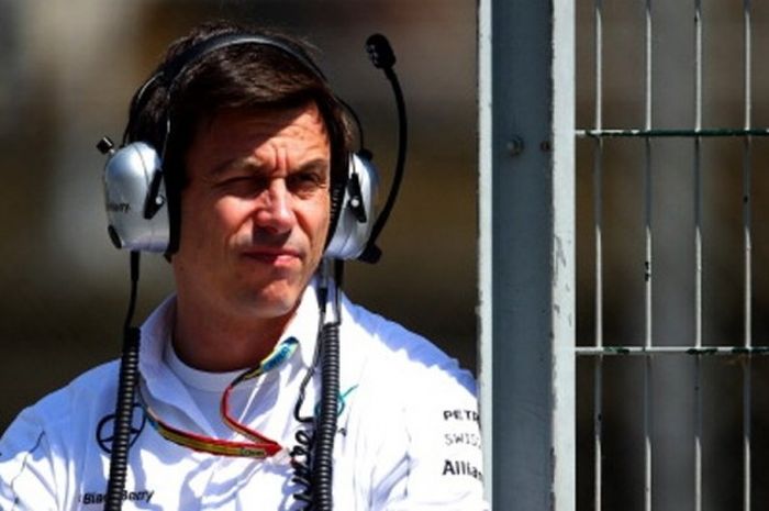 Direktur Eksekutif Mercedes, Toto Wolff, mendampingi timnya dalam latihan bebas GP Spanyol yang berlangsung di Sirkuit Catalunya pada 9 Mei 2014. 