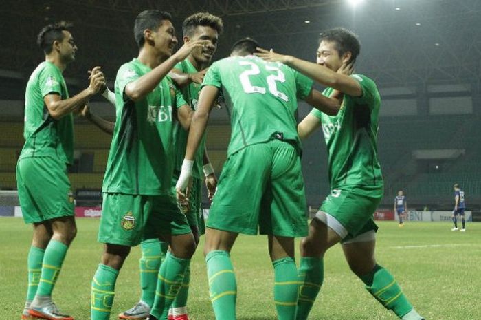 Penyerang Bhayangkara FC, Dendi Sulistyawan, merayakan golnya bersama rekan-rekannya seusai membobol gawang Arema FC di Stadion Patriot, Jumat (4/8/2017). 