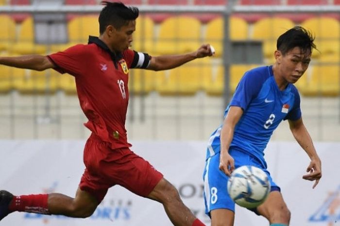 Bek timnas U-22 Laos, Sipasong Bounthavhy (kiri) saat tampil menghadapi timnas U-22 Singapura di ajang SEA Games 2017.