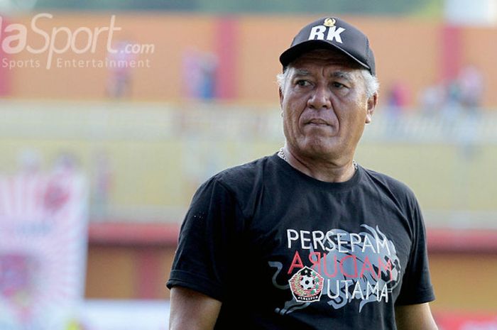 Pelatih Persepam Madura, Rudi William Keltjes, saat mengawal tim asuhannya dalam laga lanjutan Liga 2 melawan Persatu Tuban di Stadion Gelora Ratu Pamelingan Pamekasan, Jawa Timur, Sabtu (22/04/2017) sore.