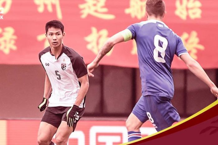 Pemain timnas U-21 Thailand, Thitavee Aksornsri (5) mencoba menghindari hadangan pilar timnas U-21 Islandia pada uji coba di Wanzhou, China, Senin (19/11/2018) siang WIB.