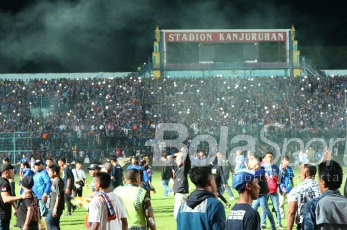  Suasana dalam stadion setelah penonton memasuki lapangan pada laga Liga 1 2018, Arema FC Vs Persib Bandung, di Stadion Kanjuruhan, Malang, Minggu (15/4/2018) 