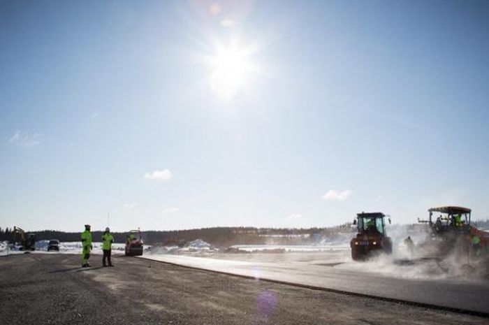 Para pekerja membangun Sirkuit KymiRing di kota Iitti, Finlandia yang diproyeksikan akan menjadi venue baru MotoGP musim 2019.