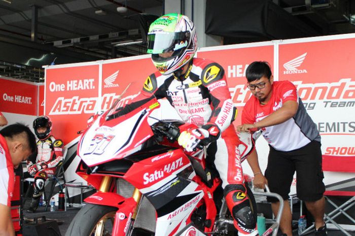 Pebalap AHRT  asal Indonesia, Gerry Salim, bersiap mengikuti sesi latihan bebas terakhir ARRC 2017 Seri Thailand di Sirkuit Chang Buriram, Jumat (1/12/2017).