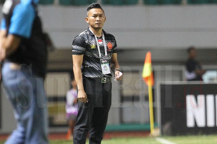 Pelatih PS TNI, Rudy Eka Priyambada, memberikan instruksi di pinggir lapangan saat timnya menghadapi Mitra Kukar, Selasa (26/9/2017) di Stadion Pakasari