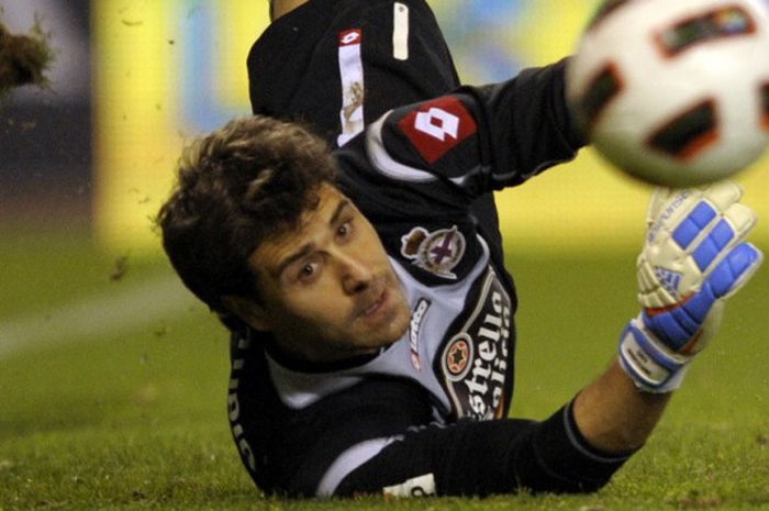 Kiper Deportivo La Coruna, Daniel Aranzubia, mengamankan bola saat melawan Real Madrid pada 26 Februari 2011.