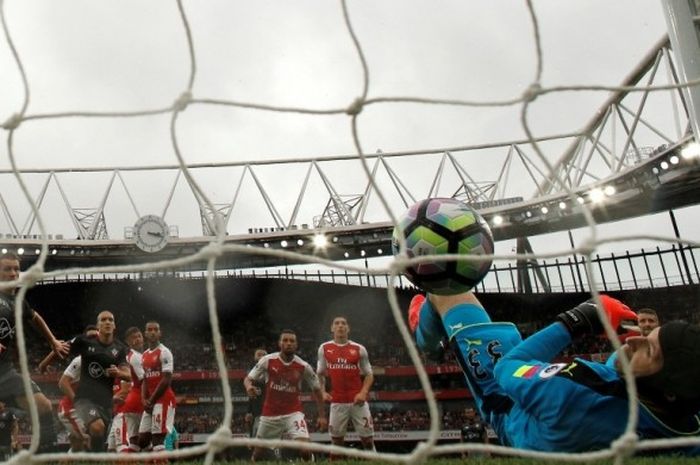 Penjaga gawang Arsenal, Petr Cech, gagal mengantisipasi bola yang masuk ke gawangnya saat melawan Southampton pada partai Premier League di Stadion Emirates, 9 Oktober 2016.