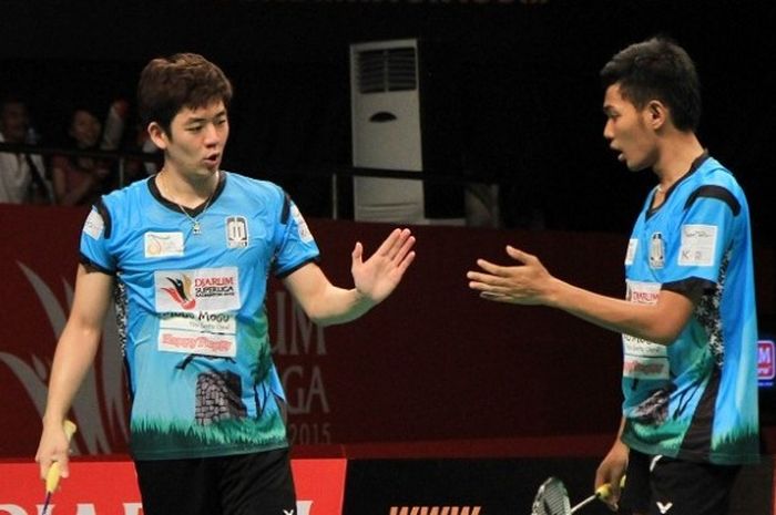 Pebulu tangkis spesialis ganda Korea Selatan, Lee Yong-dae (kanan) melakukan tos dengan pemain ganda putra Indonesia Fajar Alfianto pada Djarum Badminton Superliga yang digelar di GOR Lilla Buana, Denpasar, 30 Januari 2015.