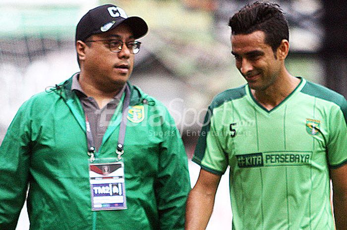 Manajer Persebaya, Chairul Basalamah (kiri), berbicara dengan pemainnya, Otavio Dutra.