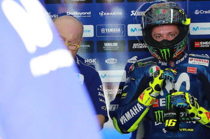 Pebalap tim Movistar Yamaha, Valentino Rossi, sedang beristirahat di sela-sela tes pramusim MotoGP 2018 di Sirkuit Sepang, Malaysia, Selasa (30/1/2018).