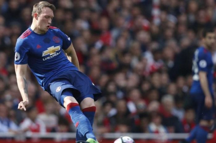 Aksi Phil Jones dalam partai Liga Inggris antara Arsenal dan Manchester United di Stadion Emirates, London, 7 Mei 2017.