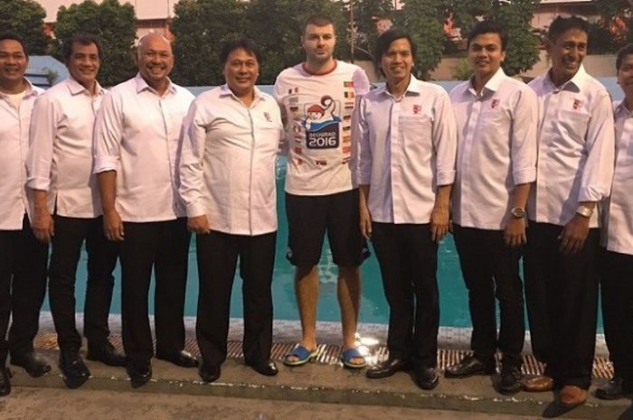 Pelatih polo air nasional asal Serbia, Milos Sakovic (tengah), berpose bersama para pengurus PB PRSI di kolam renang Simprug, Jakarta, Rabu (11/1/2017).