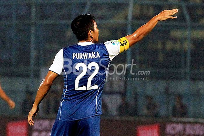  Kapten tim Arema FC, Purwaka Yudhi, memberi instruksi kepada rekan setimnya saat melawan Bhayangkara FC pada laga pekan ke-10 Liga 1 2018 di Stadion Kanjuruhan Kabupaten Malang, Jawa Timur, Selasa (22/05/2018) malam. 