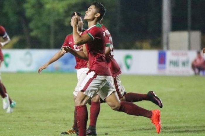  Selebrasi striker Indonesia U-19, Dimas Drajad, seusai mencetak dua gol ke gawang Thailand pada lag