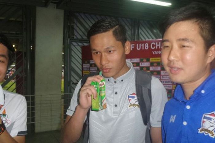 Kiper timnas U-19 Thailand, Kantaphat Manpati (tengah) selepas laga kontra Indonesia pada semifinal Piala AFF U-18 2017  di Stadion Thuwunna, Yangon, Myanmar, Jumat (15/9/2017). 