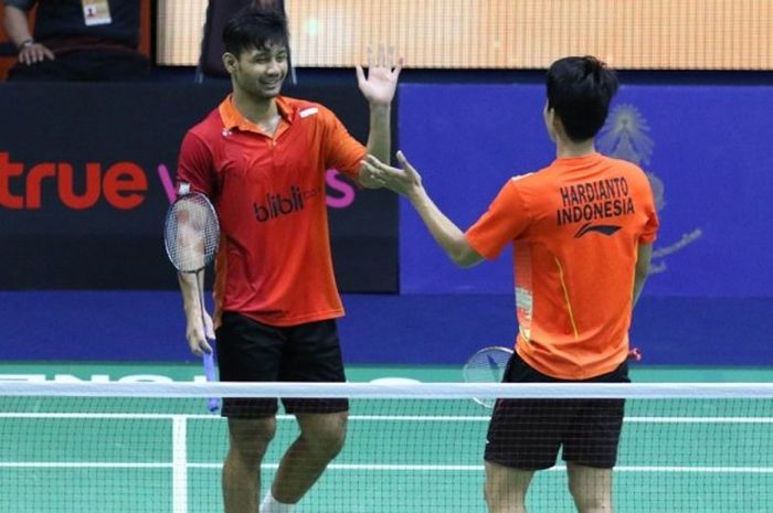 Pasangan ganda putra nasional, Berry Angriawan/Hardianto, melakukan selebrasi, setelah memenangi pertandingan atas rekan senegara, Yonathan Suryatama Dasuki/Didit Juang, pada babak pertama Thailand Masters 2017 yang berlangsung di Nimibutur Stadium, Bangkok, Rabu (8/2/2017). Berry/Hardianto menang melalui rubber game 19-21, 21-10, 21-14.