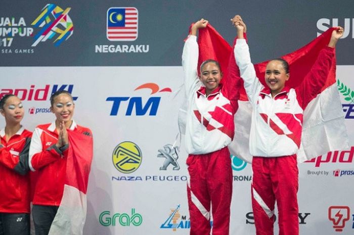 Perenang indah putri Indonesia, Anisa Feri Trianti dan Claudia Megawati Suyanto, berpose di podium setelah meraih medali perunggu dari nomor synchro women's duet technical routine SEA Games 2017 di National Aquatic Centre, KL Sports City, Bukit Jalil, Jumat (18/8/2017).