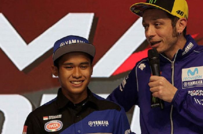 Valentino Rossi memberikan nasehat bagi pebalap muda Indonesia, Galang Hendra Pratama saat acara peluncuran tim balap pabrikan Yamaha Indonesia Motor Manufacturing (YIMM), di Hotel Four Seasons, Jakarta.