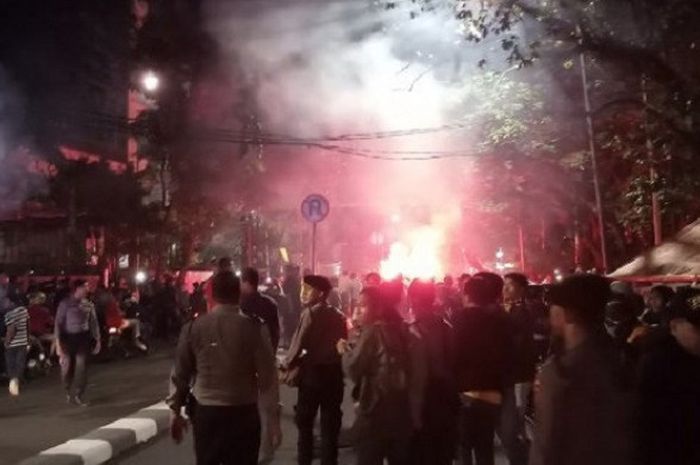 Kerusuhan oknum Jakmania yang menghadang mobil baja yang ditumpangi skuat Persib, di depan Stadion PTIK, Sabtu (30/6/2018)