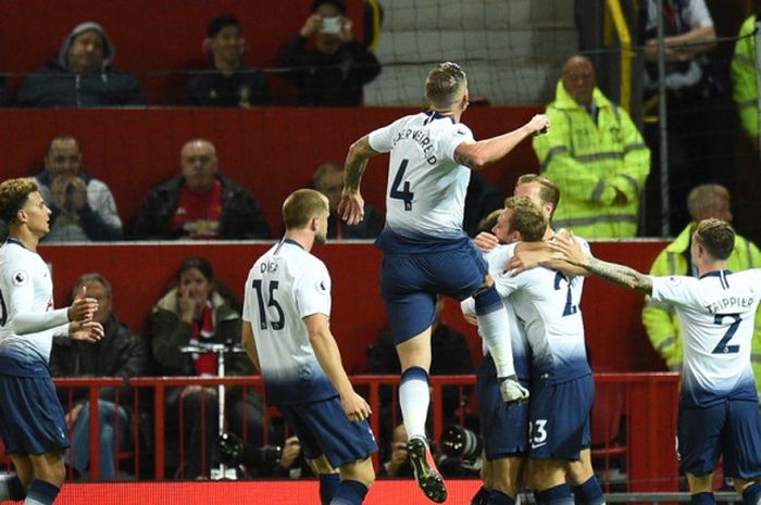 Para pemain Tottenham Hotspur merayakan gol yang dicetak Lucas Moura (tengah) dalam laga Liga Inggris kontra Manchester United di Stadion Old Trafford, Manchester pada 27 Agustus 2018.