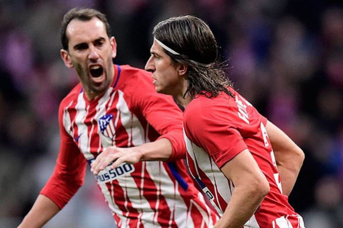  Bek Atletico Madrid, Filipe Luis (kanan), melakukan selebrasi bersama rekan setimnya, Diego Godin, seusai mencetak gol ke gawang Real Sociedad dalam laga lanjutan Liga Spanyol 2017-2018 di Stadion Wanda Metropolitano, Madrid, pada 2 Desember 2017. 