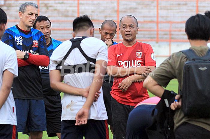 Manajer Madura United, Haruna Soemitro, memberi arahan kepada timnya dalam latihan rutin di Stadion Gelora 10 November Surabaya, Jawa Timur, Rabu (02/05/2018) sore.