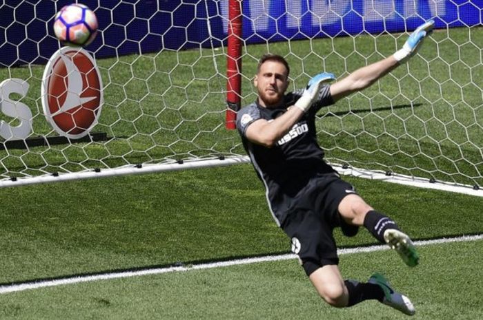 Aksi kiper Atletico Madrid, Jan Oblak, saat menghalau tembakan pemain SD Eibar dalam partai Liga Spanyol di Stadion Vicente Calderon, 6 Mei 2017.