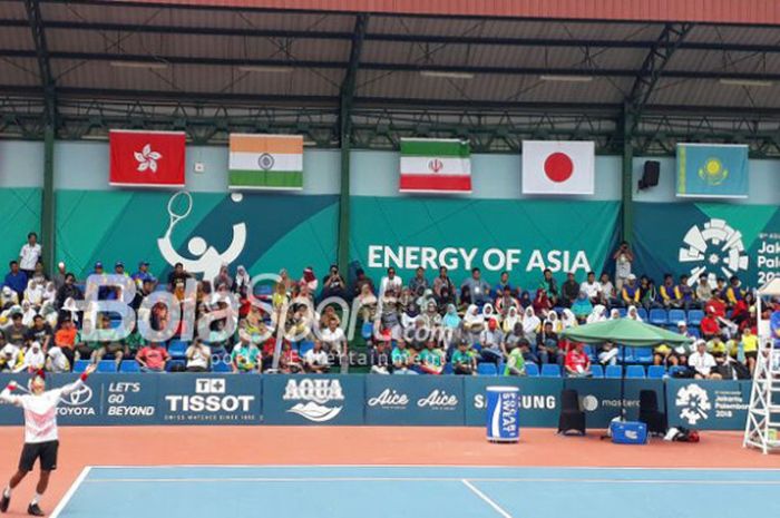 Sie Alexander Elbert bersiap melakukan serve di final soft tenis tunggal putra pada Rabu (29/8/2018) di Tennis Court Jakabaring.