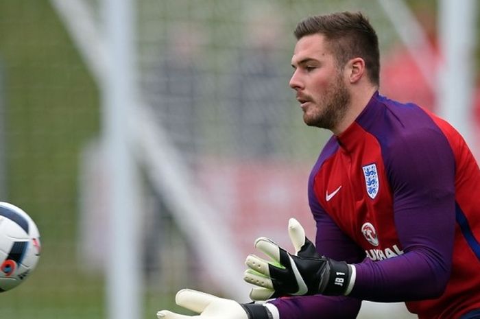 Jack Butland menjalani latihan bersama tim nasional Inggris di St George's Park, 22 Maret 2016.