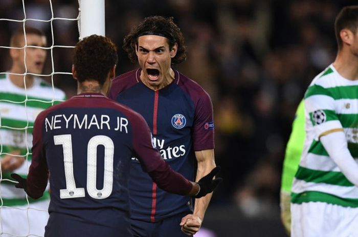 Striker Paris Saint-Germain, Edinson Cavani (tengah), merayakan golnya bersama Neymar dalam laga Grup B Liga Champions kontra Celtic di Stadion Parc des Princes, Paris, Prancis, pada 22 November 2017.