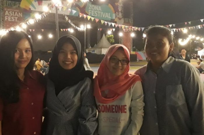 Pengunjung zona festival Asian Games 2018 di Kompleks Jakabaring Sport City. Dari ki-ka, Angel, Mona, Ve, dan Wiga.