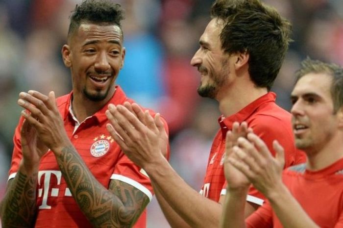 Bek Bayern Muenchen (dari kiri ke kanan), Jerome Boateng, Mats Hummels, dan Philipp Lahm, bertepuk tangan kepada suporter seusai duel Liga Jerman lawan Eintracht Frankfurt, 11 Maret 2017.