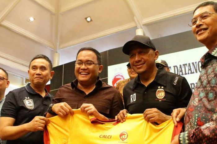 Rahmad Darmawan bersama manajemen Sriwijaya FC