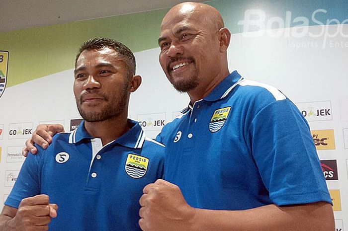 Pemain belakang Persib, Ardi Idrus (kiri) dan asisten pelatih Persib Bandung, Herrie Setyawan, berpo