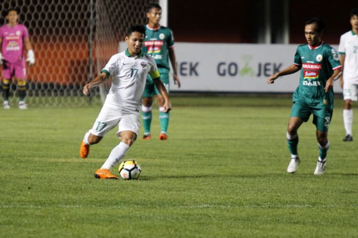 Gelandang timnas U-19 Indonesia, Syahrian Abimanyu (kiri) membawa bola dan mencoba menjauh dari kawalan pemain PSS Sleman pada laga uji coba di Stadion Maguwoharjo pada 2 Juni 2018. 