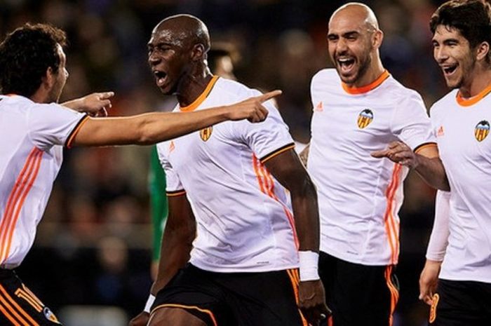 Eliaquim Mangala melakukan selebrasi setelah mencetak gol perdana untuk Valencia di pertandingan melawan Leganes di Stadion Mestalla, Selasa (28/2/2017) waktu setempat.