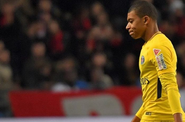   Striker muda Paris Saint-Germain, Kylian Mbappe, berjalan gontai keluar lapangan usai dikartumerahkan wasit Mikael Lesage di laga kontra Rennes, Rabu (31/1/2018).  