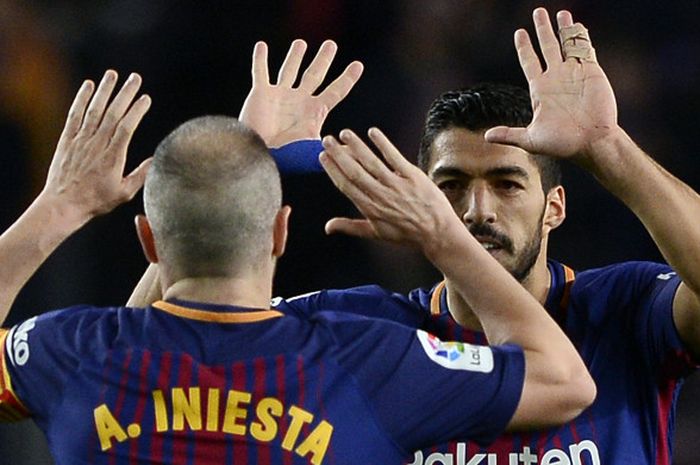 Striker FC Barcelona, Luis Suarez (kanan), merayakan golnya bersama Andres Iniesta dalam laga Liga Spanyol kontra Deportivo Alaves di Stadion Camp Nou, Barcelona, pada 28 Januari 2018.