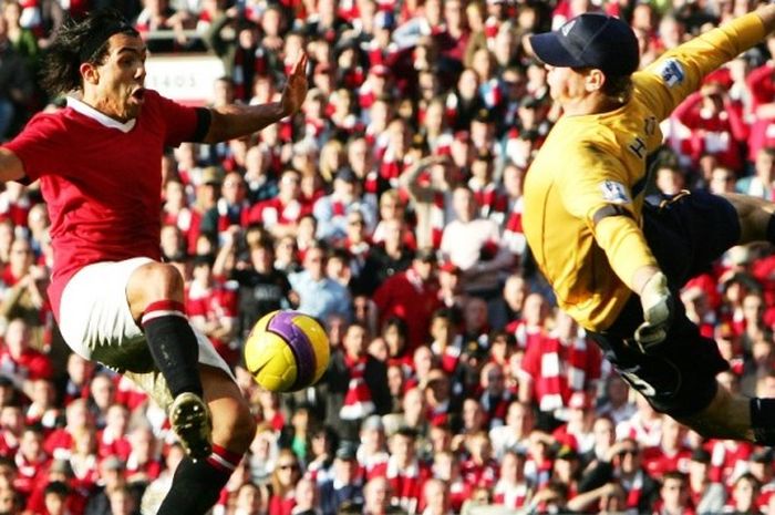 Carlos Tevez mencoba menaklukkan Joe Hart dalam pertandingan Manchester United kontra Manchester City, 10 Februari 2008.