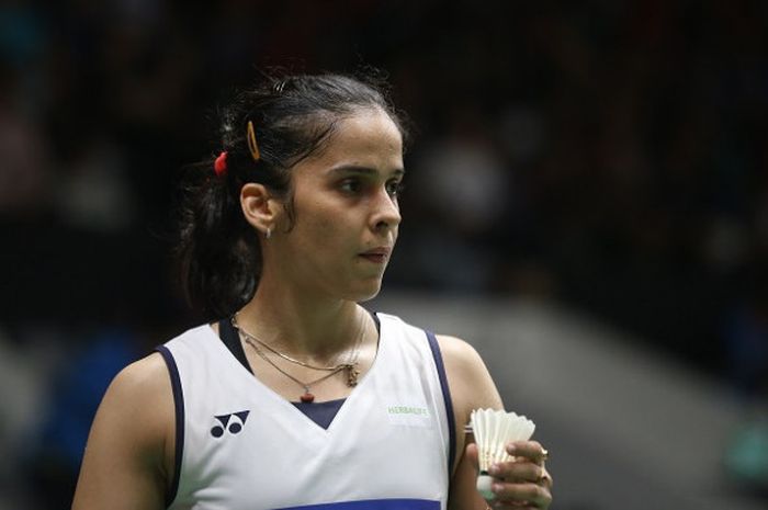 Pebulu tangkis tunggal putri India, Saina Nehwal, bersiap melakukan servis saat menjalani babak perempat final Indonesia Masters 2018 yang berlagsung di Istora Senayan, Jakarta, Jumat (26/1/2018).