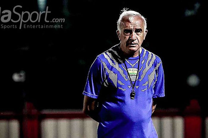 Pelatih Persib Bandung, Roberto Carlos Mario Gomez, pada sesi latihan tim di Stadion PTIK, Jumat (29/6/2018) menjelang laga Liga 1 melawan Persija Jakarta.     