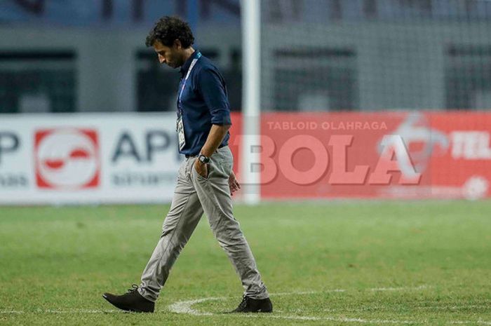 Pelatih timnas U-23 Indonesia, Luis Milla, usai timnya tersingkir dari Asian Games 2018. Indonesia kalah adu  penalti dari Uni Emirat Arab di babak 16 besar sepak bola di Stadion Wibawa Mukti, Jumat (24/8/2018). 