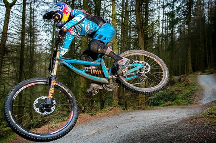 Aksi Tahnee Seagrave, pesepeda Red Bull MTB Downhill